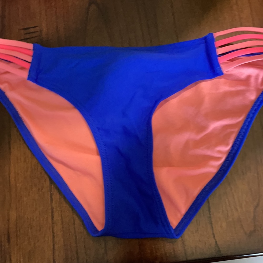 A bikini - Picture 2 of 2